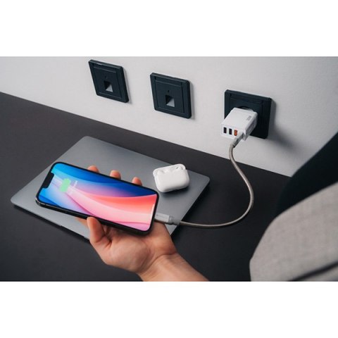 Verbatim Zasilacz / sieciowy adapter 30W, 4-portowy, 1x USB-C, 3x USB-A