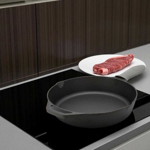 PATELNIA ŻELIWNA 30cm Z SILIKONOWĄ NAKŁADKĄ 2667