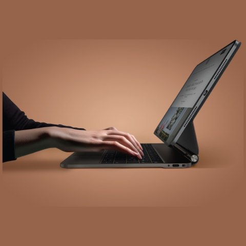 Etui UNIQ Venno Pro Magnetic Smart z klawiaturą do iPad Pro 11" M4 caramel