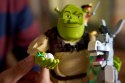 LEGO Icons 72423 - Shrek, Osioł i Kot w butach