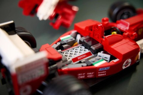 LEGO Icons 11375 - Ferrari F2004 i Michael Schumacher